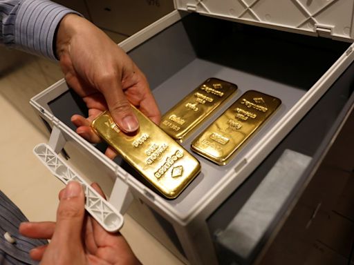 Gold loses momentum on ebbing rate cut speculation