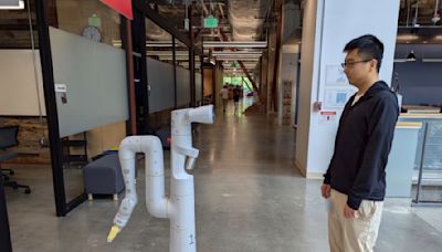 Watch a robot navigate the Google DeepMind offices using Gemini