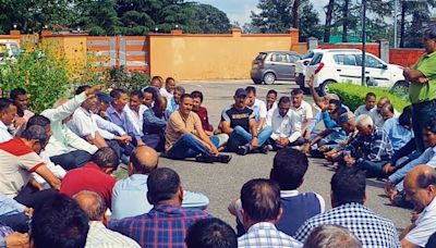 Palampur: Awaiting salaries, Himachal Pradesh Agriculture University employees hold dharna