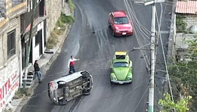 Tráfico en Cuernavaca | Auto vuelca en colonia Lagunilla y carga intensa en vías principales