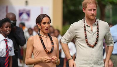 El príncipe Enrique y Meghan bailan en un colegio y se reúnen con el Ejército en Nigeria