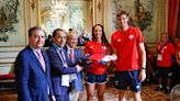 El Team Chile recibe la bandera que llevarán en la ceremonia de inauguración de París 2024 - La Tercera