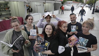 Todo listo para el inicio de la Feria del Libro de Gijón (en imágenes)