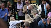 Um dia após anunciar candidatura no Reino Unido, 'pai do Brexit' é atacado com bebida jogada no rosto