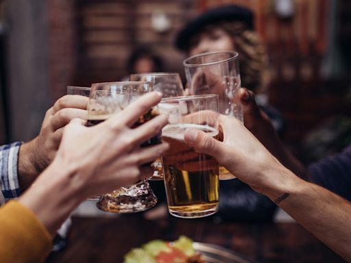 Dear Annie: Should we pay for our friends drinks?