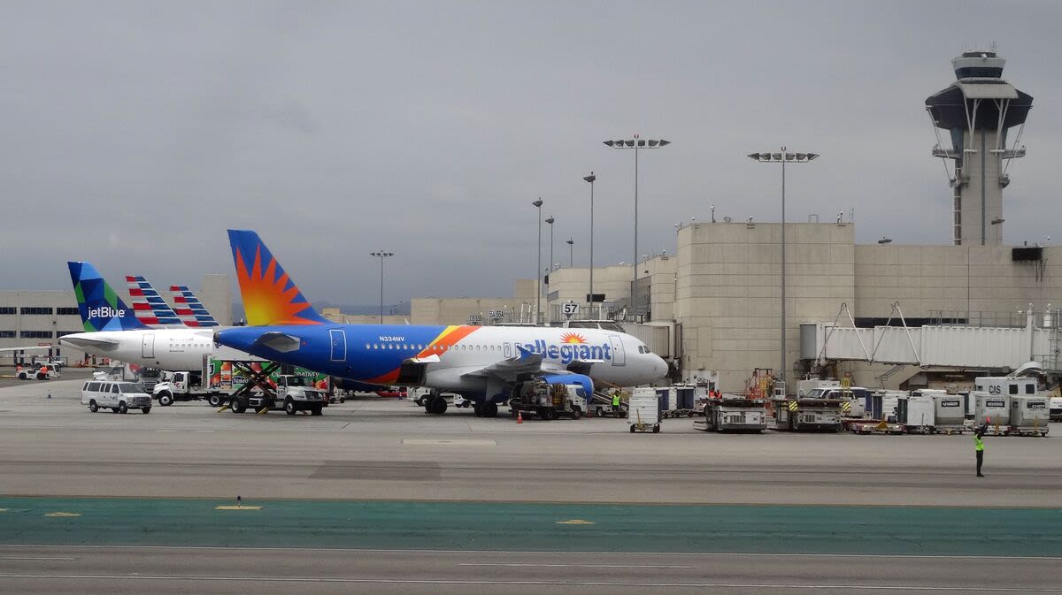 Allegiant Air Tumbles After Surprise Halt in Quarterly Dividend