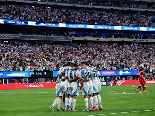 Argentina vence 2-0 a Canadá con goles de Álvarez y Messi, es finalista en Copa América