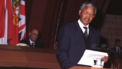 Nelson Mandela, el hombre que olvidó sus gafas dentro de la cárcel al ser liberado