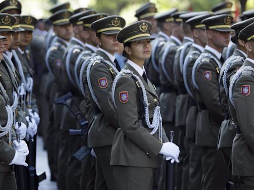 Gijón y Oviedo celebran el Día de las Fuerzas Armadas con una revista naval, desfile aéreo y terrestre y 6.250 militares