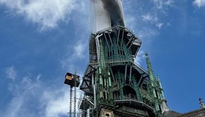 Fuego en la aguja de la catedral gótica de Ruán, Francia