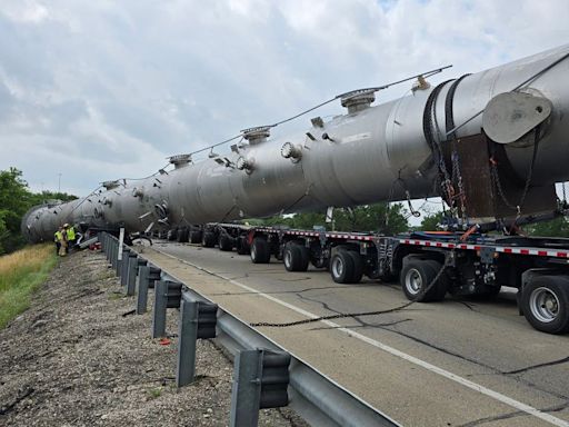 2 killed in Texas after oversized load falls off trailer