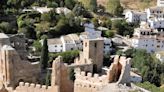 El precioso pueblo blanco de Andalucía que está en plena sierra y es la puerta de entrada a un parque natural