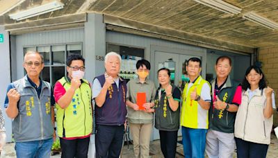 台南勞工局結合五個市級總工會 致贈弱勢職災勞工家庭慰問金