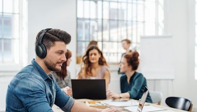 Anspruch auf Noise-Cancelling-Kopfhörer bei Lärm im Job?