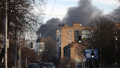 Un padre y su hijo mueren en un ataque aéreo ruso contra Kyiv durante la noche, mientras Ucrania parece lograr avances en la región de Kursk