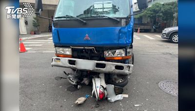快訊／台中東區死亡車禍 23歲騎士連人帶車捲小貨車底喪命