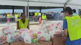 Así avanza la distribución de comida y agua en Rosenberg, Texas, tras el impacto del huracán Beryl