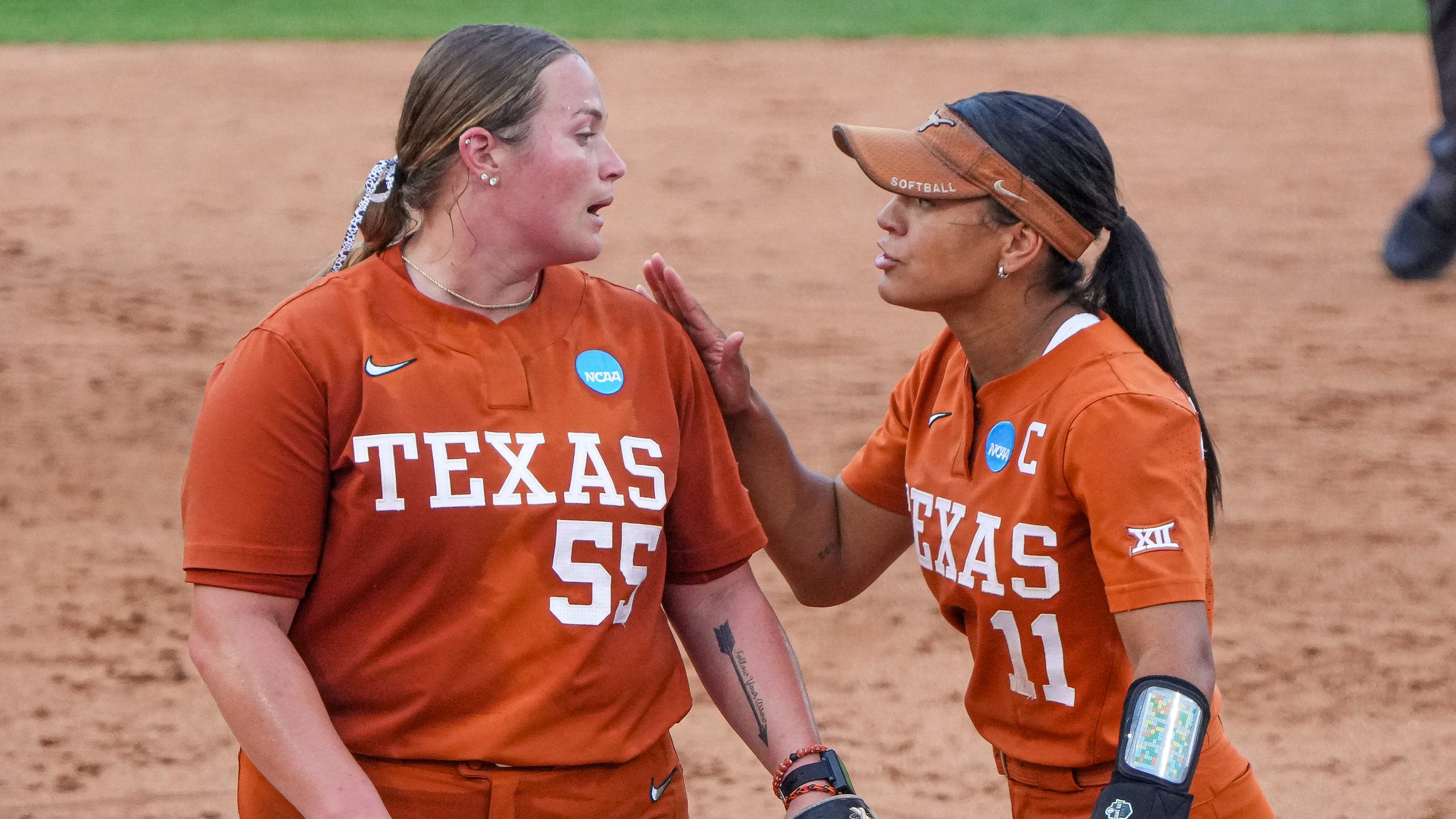 As expected, Texas and Texas A&M softball delivers big hits, drama and fireworks | Bohls