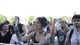 El Tsunami ya enciende el punk en Gijón y desborda ilusión en su primera jornada: 'Estos grupos son nuestra referencia'