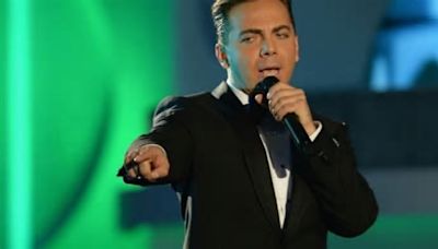 Cristian Castro se decide a terminar la preparatoria; así es como alumno