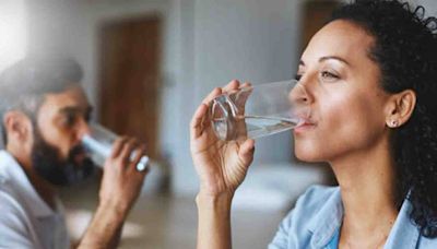 ¿Qué pasa si tomo un vaso de agua en ayunas cada día? Todos los efectos que esta práctica tiene en tu cuerpo