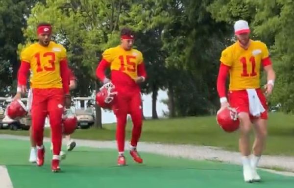 Patrick Mahomes Roasted Carson Wentz So Hard After QB Almost Injured Himself Walking