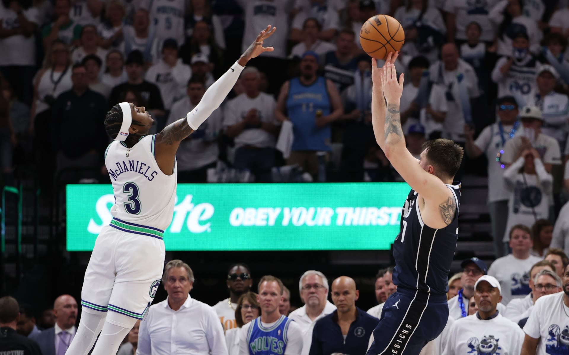 Chiefs QB Patrick Mahomes reacts to Luka Dončić’s game-winning shot