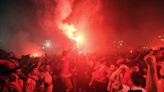 Más de 100.000 hinchas del Olympiacos festejan en El Pireo su primer título europeo