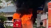 Video: Bus prende fuego frente a gasolinera de rotonda Juan Pablo II | Teletica