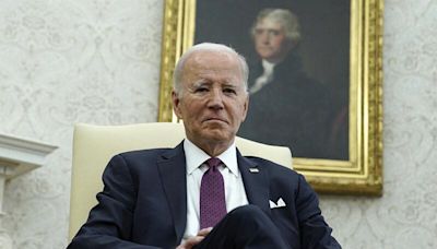 Commémoration du D-Day : Joe Biden confus, ce moment très gênant à côté de Brigitte Macron