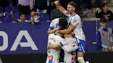 Los jugadores del Espanyol, saludan al final del encuentro ante el Oviedo