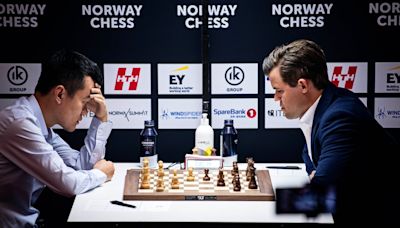 Carlsen firma dos decepcionantes tablas con Ding en la ronda inicial