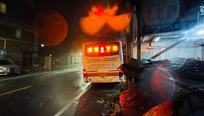 受雨勢影響號誌故障引發車禍 致台中客運衝撞民宅圍牆與車輛 | 蕃新聞