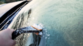 El truco casero que evitará que se congele el parabrisas de tu vehículo