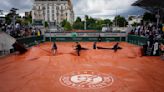 American Peyton Stearns leads unseeded players pulling off upsets on a long day at the French Open