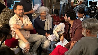 Bhool Bhulaiyaa 3 BTS: Anees Bazmee with actors Sanjay Mishra, Rajpal Yadav, Kartik Aryan and Vijay Raaz