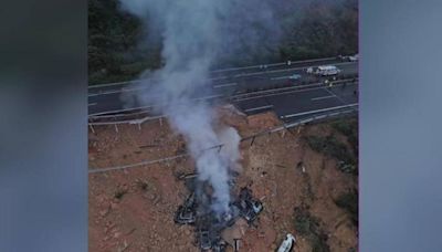 暴雨掏空路基！廣東往福建高速公路塌陷 18輛車掉坑洞爆炸起火│TVBS新聞網