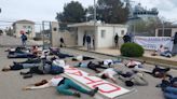 Unese 50 perones es manifesten davant l'Estació Naval de Maó