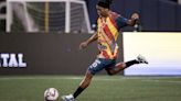 Ronaldinho, el maestro de Messi, aún tira magia en el fútbol