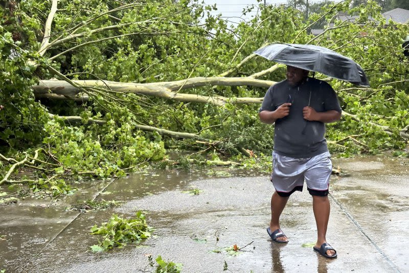 4 dead, 2.7M without power as Beryl slams Texas with strong winds, heavy rains