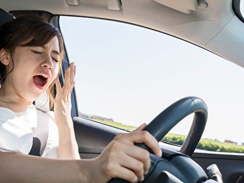 視頻：高速上開車睡著有多危險