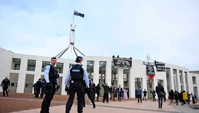 Manifestantes propalestinos rebasan la seguridad del Parlamento australiano para desplegar pancartas