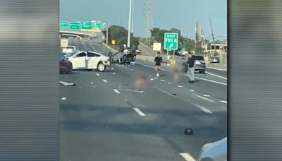 Video shows 2 toddlers in diapers, distraught in the middle of Texas highway after crash