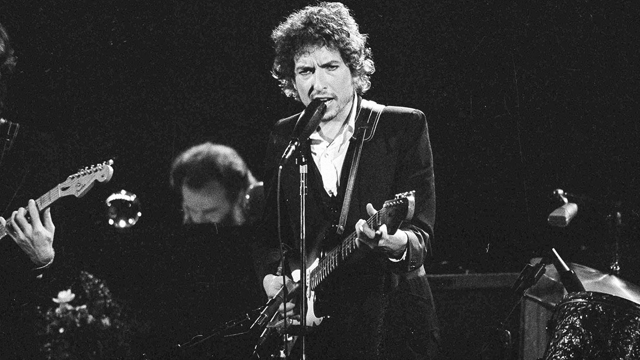 Bob Dylan fans getting a chance to relive his 1974 tour with The Band on 27-disc set