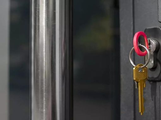 ¿Sirve para algo dejar las llaves colgadas en la puerta de casa por la noche?