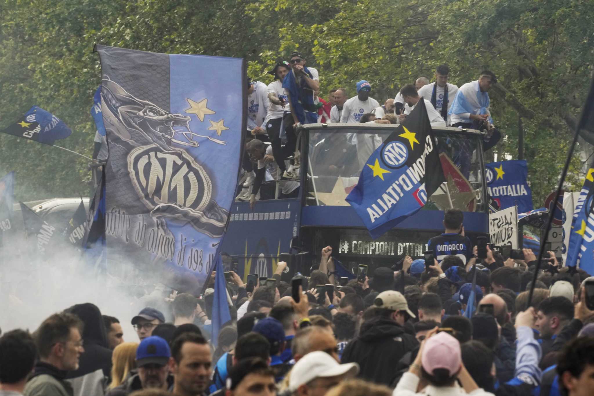 Inter celebrates Serie A title with an open-air bus parade. Abraham secures Roma a draw at Napoli