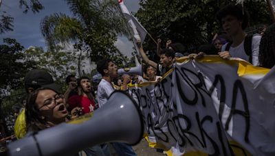 Câmara retoma discussão do ensino médio com texto que ignora principais mudanças do Senado