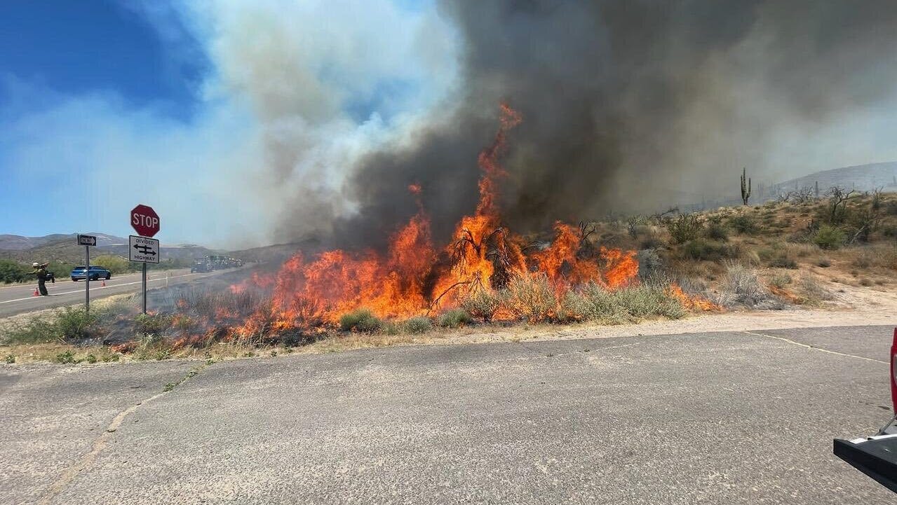 Fire burning north of Phoenix claims 1,500 acres, forces northbound SR 87 to close