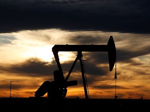 Oil steadies, heads for weekly drop on U.S. economy worries