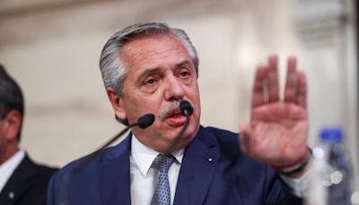 El expresidente de Argentina acusa a Milei de hacer una “campaña de difamación” contra Sánchez